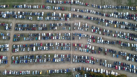 lado lineal en el aire ocupado estacionamiento lleno de coches estacionados