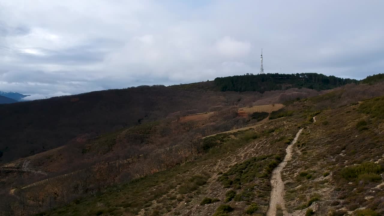 disparo de grúa aérea de viajero con mochila caminando en caminata, camino de st, james, españa