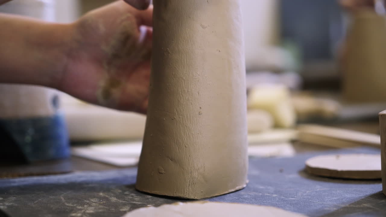 artista de cerámica en el trabajo