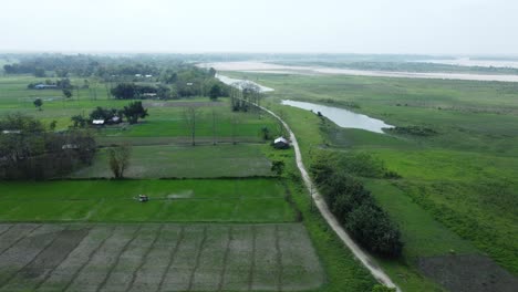 vista de avión no tripulado de la isla fluvial más grande de asia, la isla de majuli