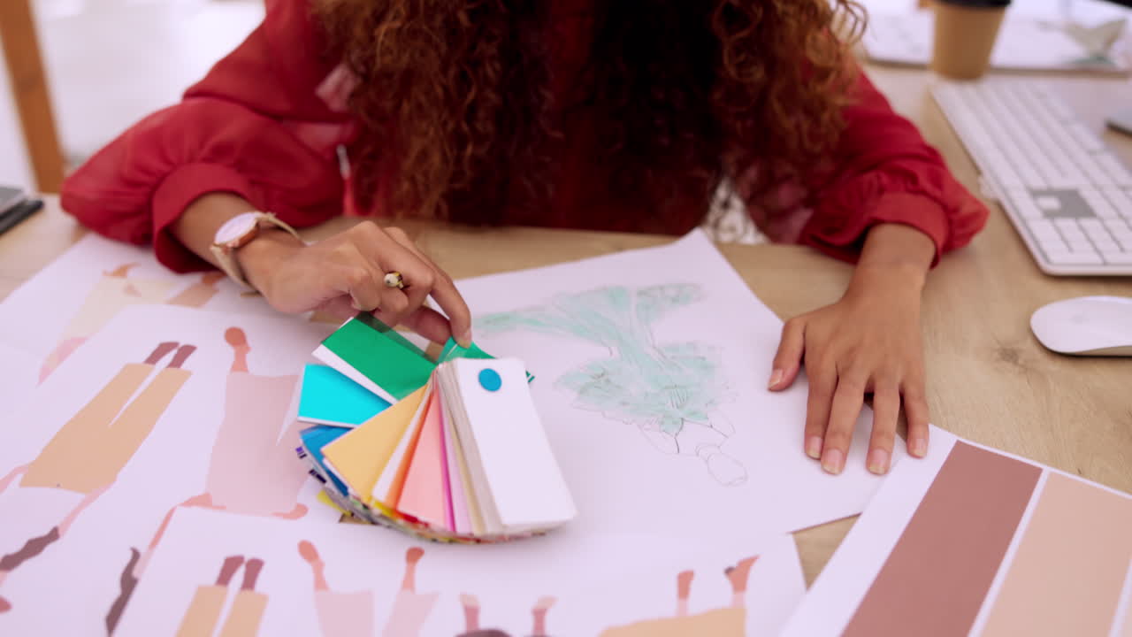 diseñador, moda y elección de color para el boceto