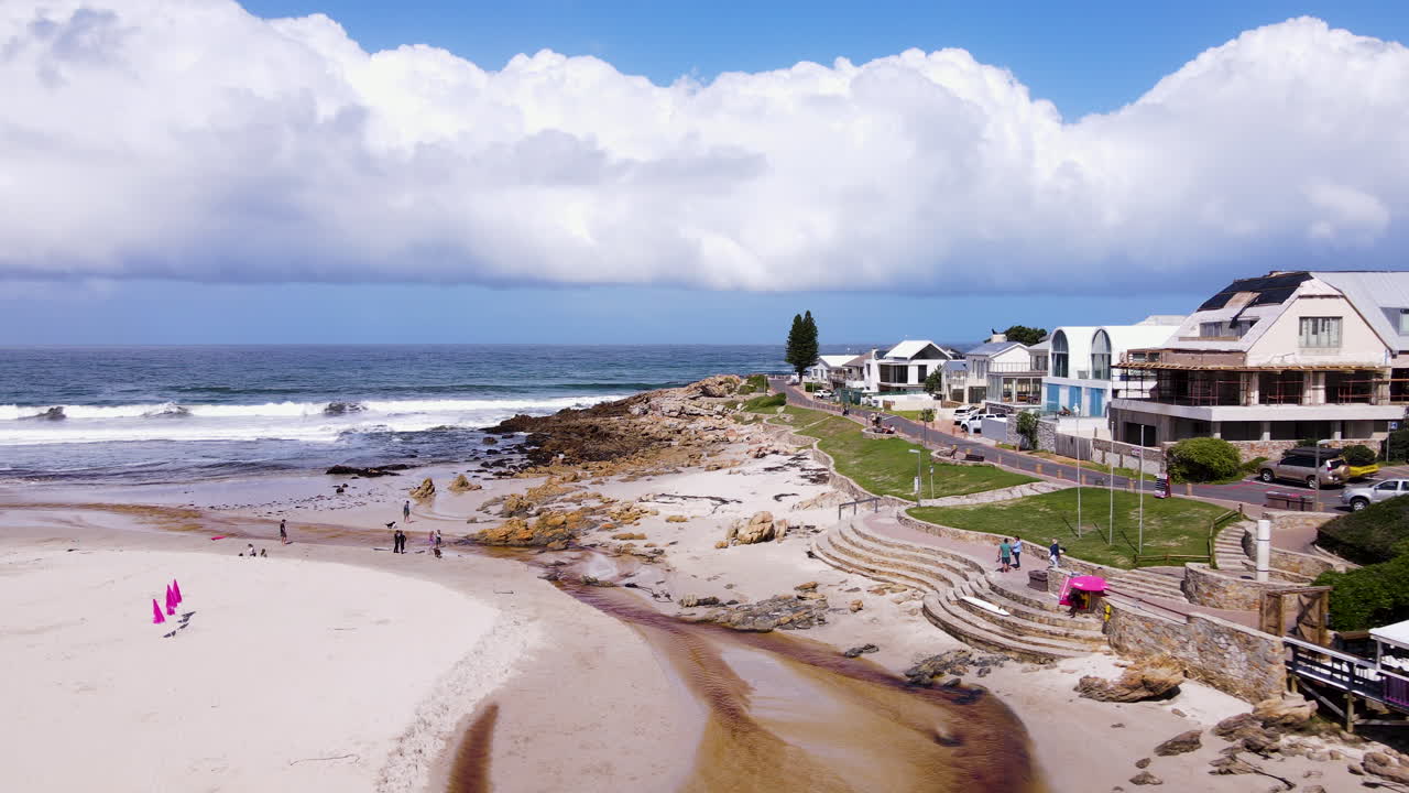탄닌이 풍부한 라군과 라군사이드 레스토랑 위의 온러스 해변에서 드론 풀백