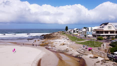 Drohnenrückzug-Am-Strand-Von-Onrus-über-Der-Tanninreichen-Lagune-Und-Dem-Restaurant-Am-Lagunenrand