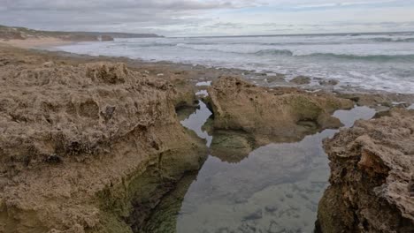 la erosión rocosa y costera en el centeno, en la península de mornington