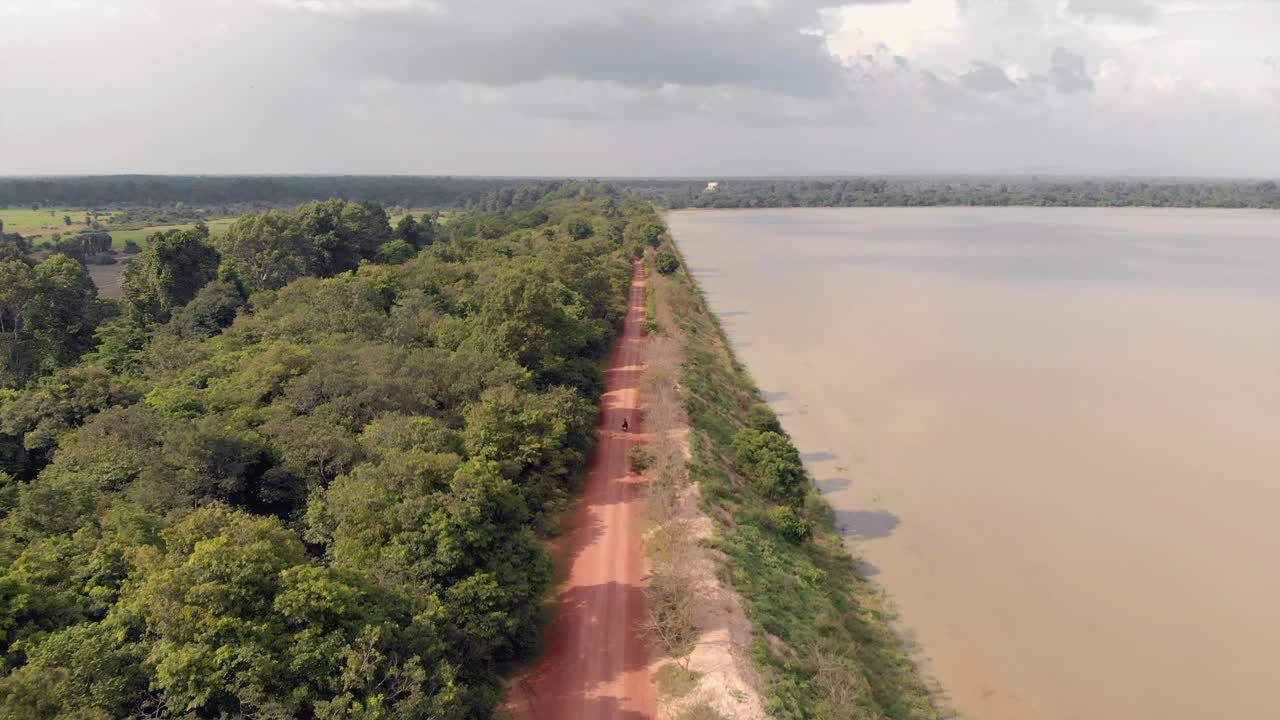 tomada de un avión no tripulado de un lado de un lago en asia