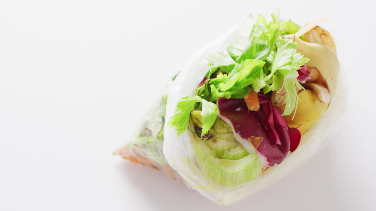 vídeo aéreo de residuos de frutas y hortalizas orgánicas en bolsas para compostaje, con espacio para copiar