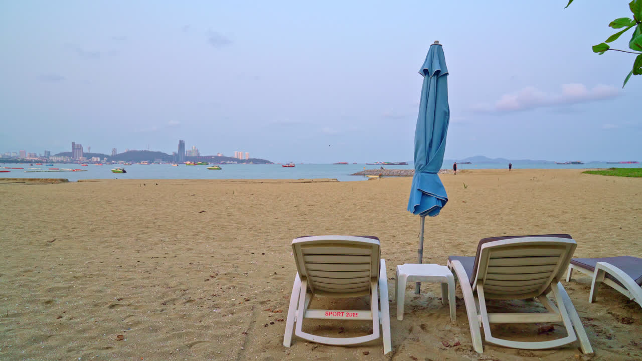 Пляжный стул на пляже с морским фоном