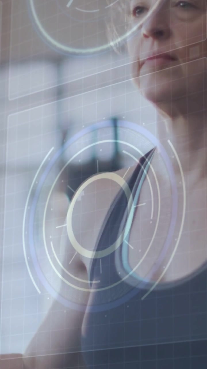 Vídeo vertical: Mulher movendo o tronco após um HUD circular aparecer sobre o quadril na academia, rastreando o quadril