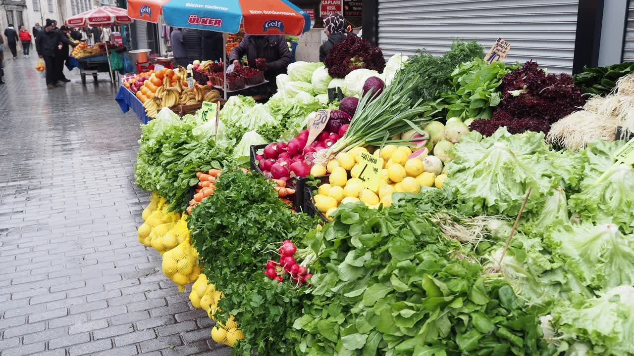 puesto de mercado en días de lluvia