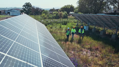 Gente-Caminando-En-La-Planta-De-Paneles-Solares