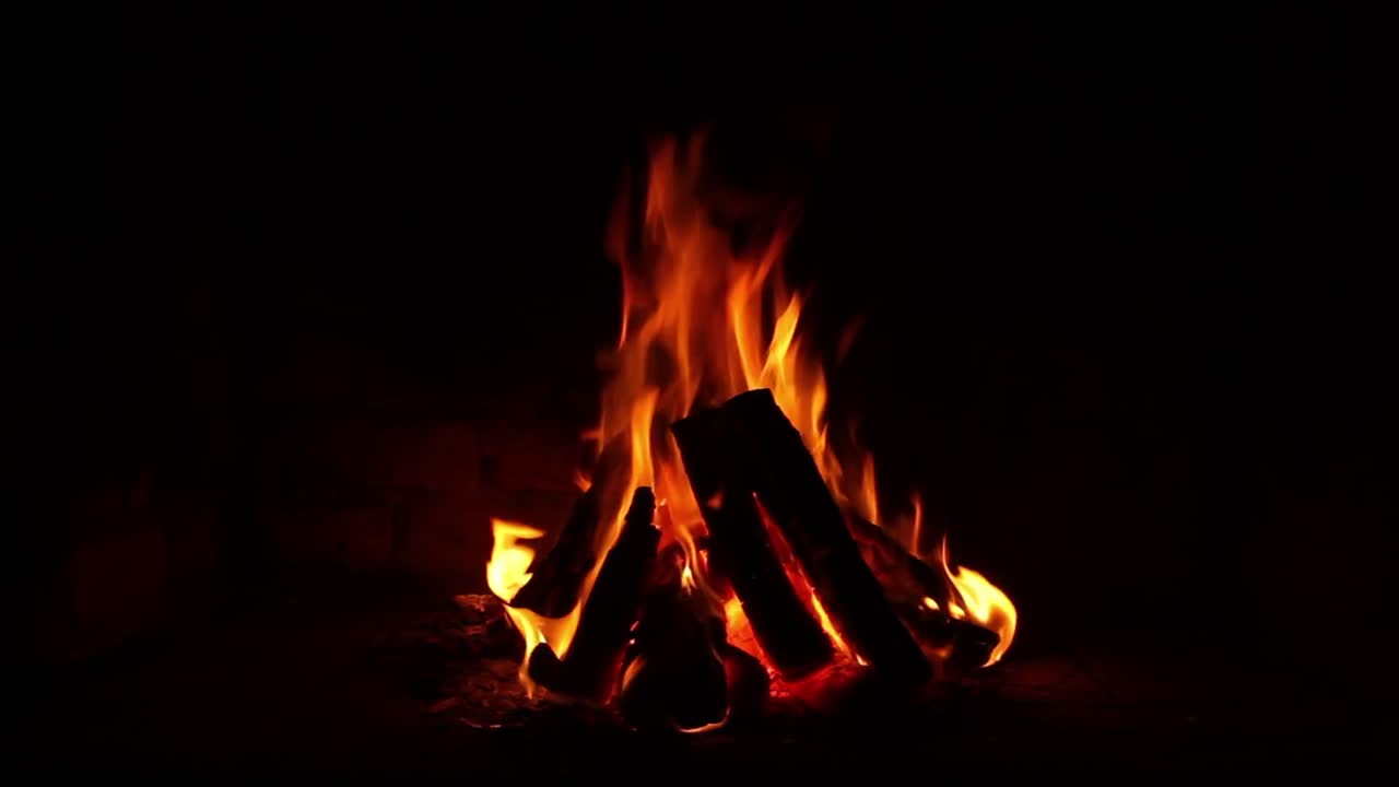 un gran fuego de madera con llamas