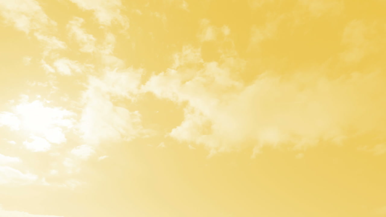 노란 하늘을 향해 상승하는 화살표