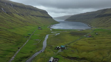 Kaldbaksfjørður-Fjord,-Färöer-Inseln:-Luftaufnahme-Einer-Reise-Durch-Den-Fjord-Und-Die-Großen-Berge,-In-Einer-Grünen-Landschaft-Und-Den-Kleinen-Wasserfällen,-Die-In-Den-Bergen-Zu-Sehen-Sind