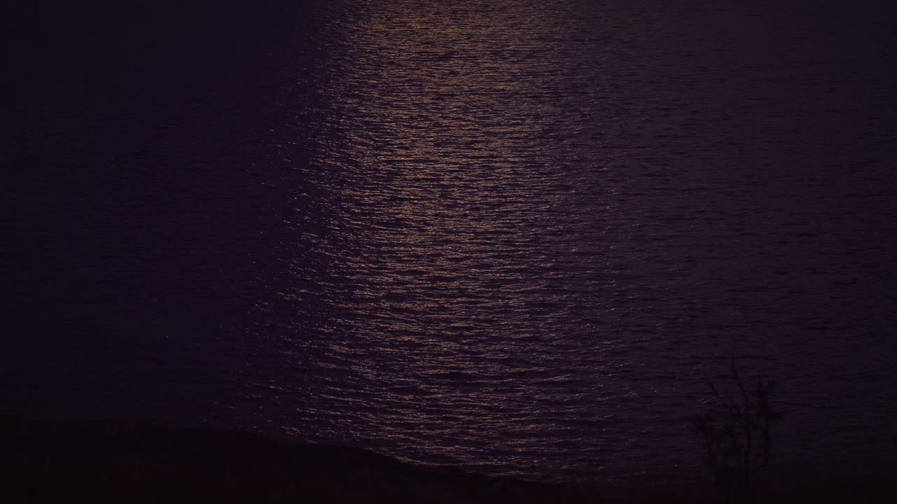 웅장한 일몰을 드러내기 위해 기울어져, 레이인 해, 로포텐 제도, 노르웨이 위에 있는 불빛이 구름을 고 있습니다.