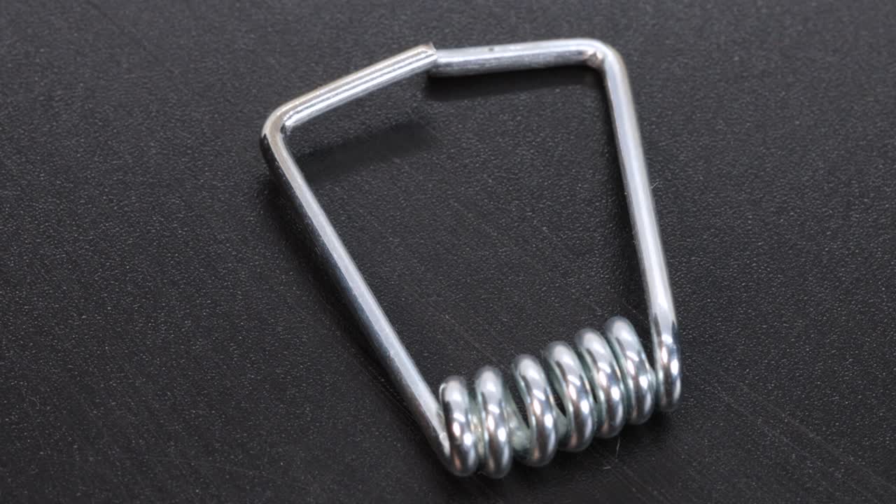 disparo macro desde arriba: resorte de pinza elástica para la ropa, disparo macro