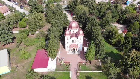 antena de drones sobre la iglesia ortodoxa en el campo soleado de rumania