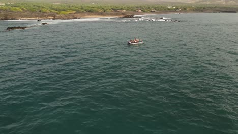 orbitando en buzos dentro del barco en medio del paisaje marino en las islas de cabo verde en áfrica occidental