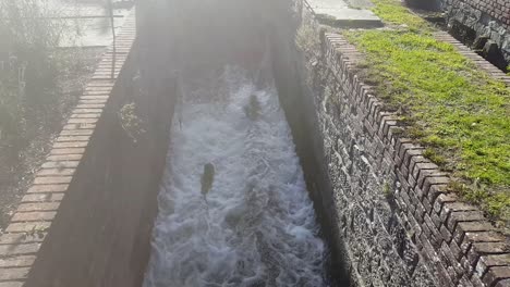 Ein-Wasserfall-Aus-Den-Überresten-Eines-Historischen-Müllers-In-Canterbury,-Kent