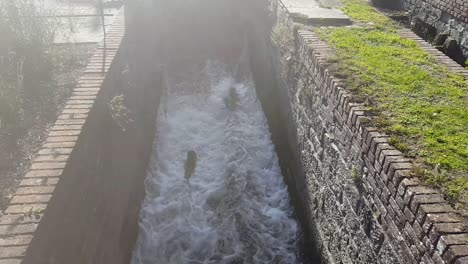 una cascada de los restos de un molinero histórico en canterbury, kent