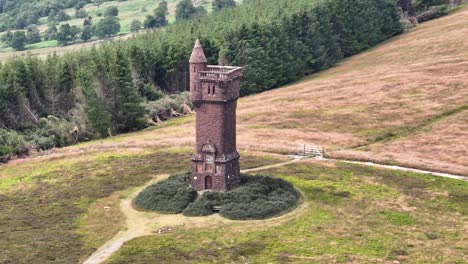 Aerial-drone-video,-rotating-slowly-around-the-Airlie-Monument-in-Scotland