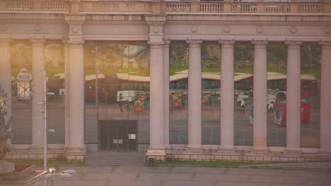 reflejo del tráfico callejero en los escaparates de la plaza de españa, barcelona, españa