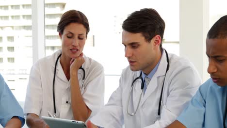 equipo médico hablando juntos