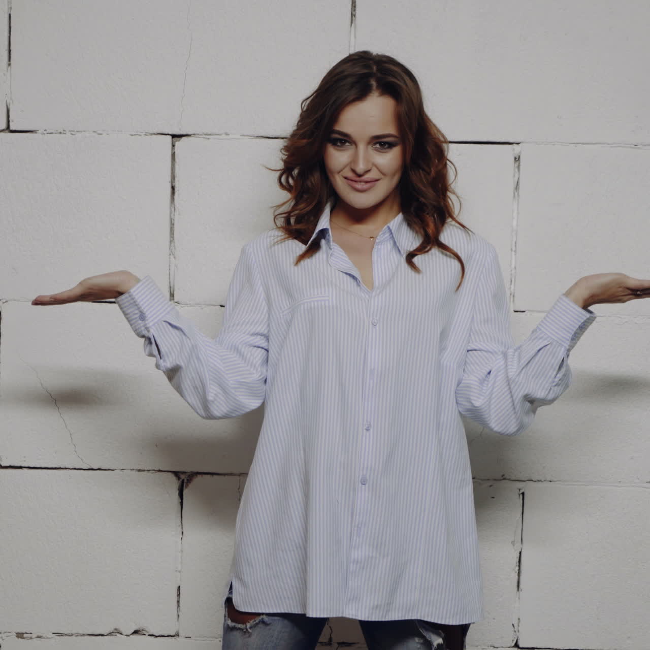 Donna in camicia a righe e jeans