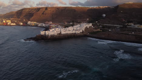 Strand-Von-San-Andres-In-Arucas:-Panorama-Luftaufnahme-Der-Weißen-Gebäude-Am-Strand-Von-San-Andres-Und-Der-Wellen,-Die-An-Die-Küste-Schlagen