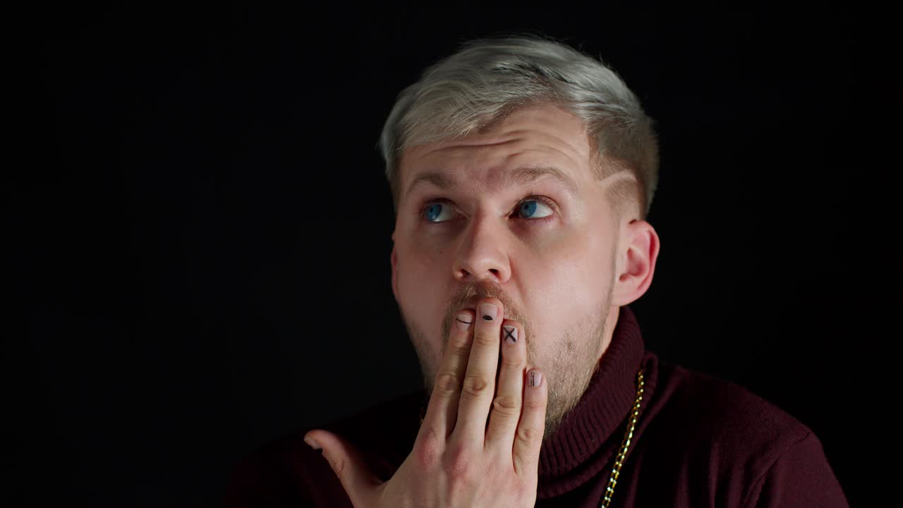 "그는 ""트렌디하고 세련된 옷을 입은 수줍어한 남자가 주변을 둘러보며, 손으로 입을 고 웃으며 ""우프스""라고 말한다."