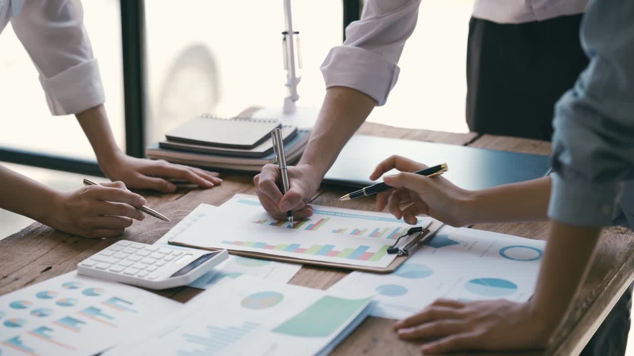 Gente di affari che analizza documenti aziendali di statistiche, Concept . finanziario