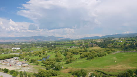 Tierras-De-Cultivo-Y-Campos-Vistos-Desde-Un-Punto-De-Vista-Aéreo-Fuera-De-Kelowna,-BC