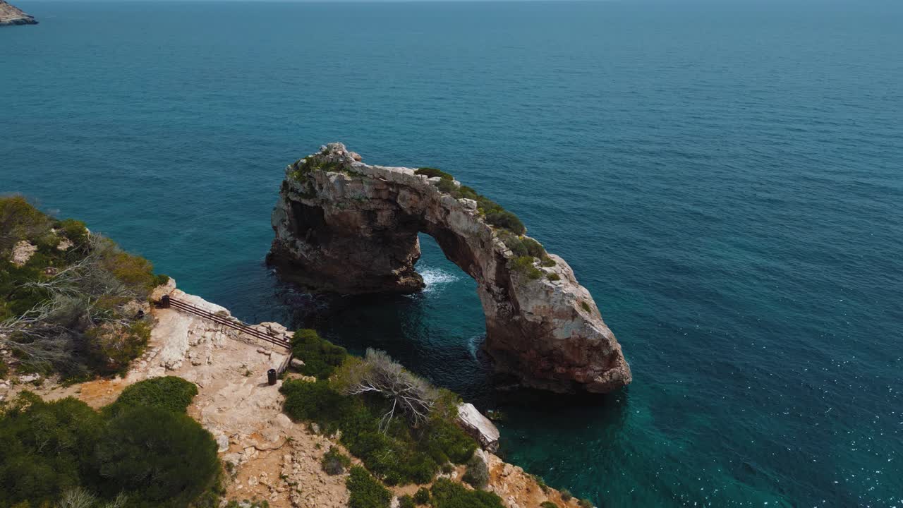 arco es pontas naturales, agua de mar azul turquesa clara con arena blanca playa bahía remota