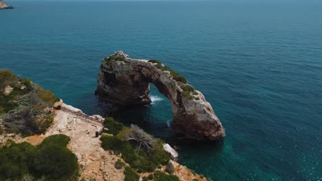 Natürlicher-Bogen-Es-Pontas,-Klares,-Blau-türkises-Meerwasser-Mit-Weißem-Sandstrand,-Abgelegene-Bucht