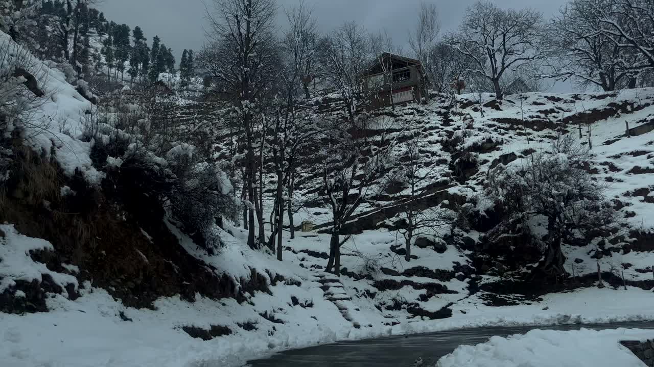 Avventura sulla neve nella regione himalayana di Anantnag - neve sulle strade, snowboard e vista maestosa.