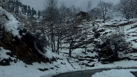 Schneeabenteuer-In-Der-Himalaya-Region-Anantnag-–-Schnee-Auf-Den-Straßen,-Snowboarden-Und-Eine-Majestätische-Aussicht