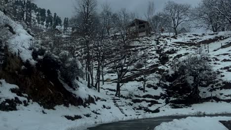 aventura nevada en la región de los himalayas anantnag - nieve en las carreteras, snowboard y vista majestuosa