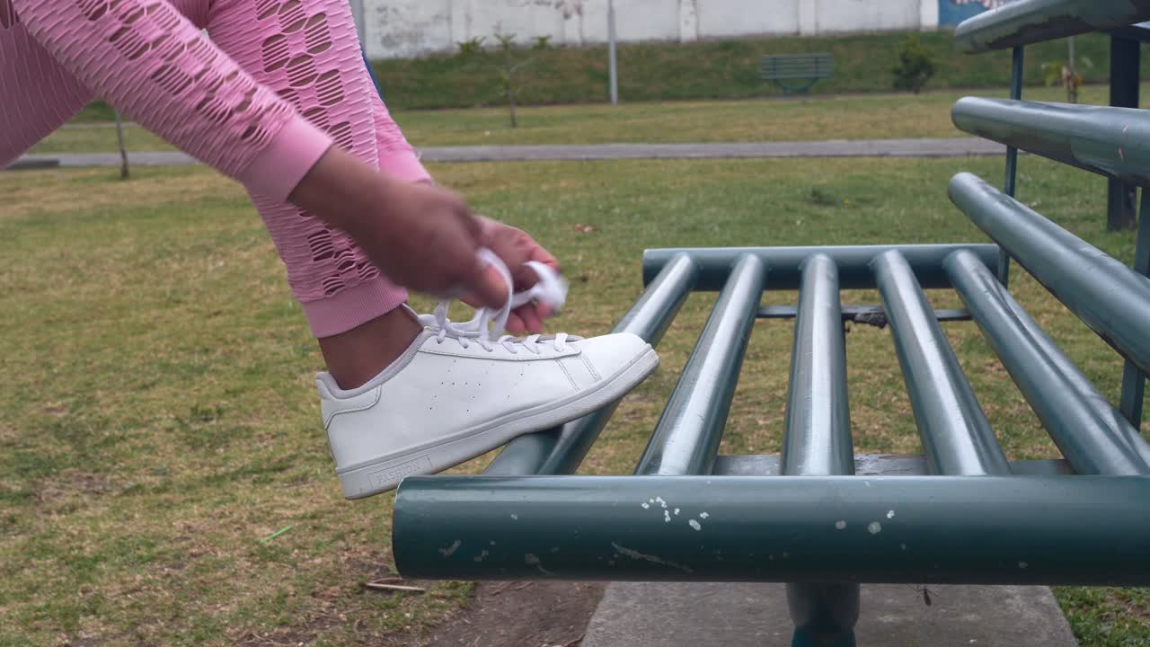 그녀의 신발을 묶는 여자. 운동 루틴