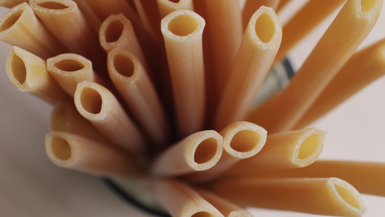 Vista dall'alto di tubetti di pasta ziti secca in lenta rotazione