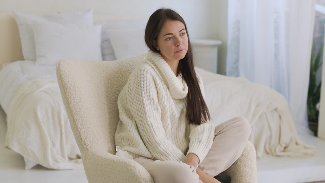 집에서 침실에 의자에 앉아 기침하는 아픈 여자