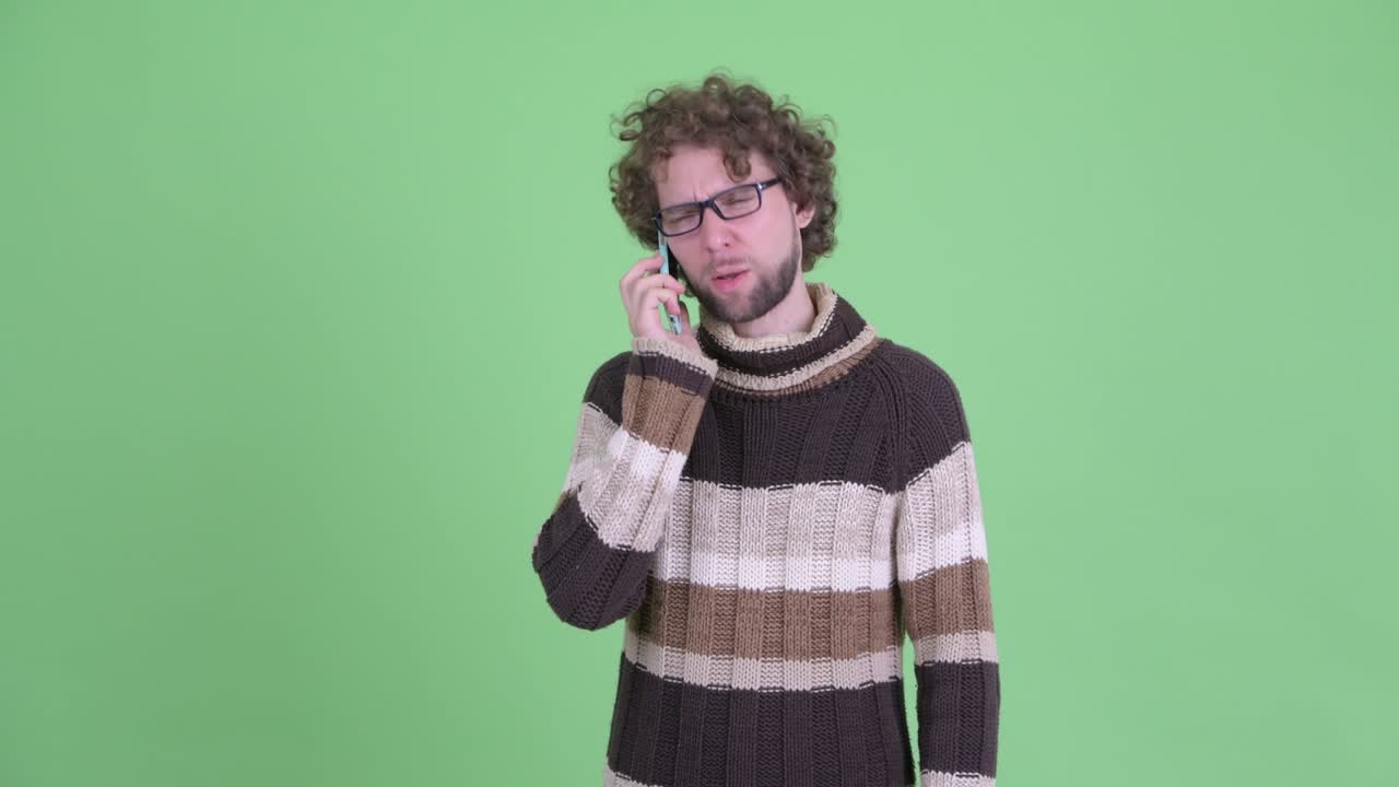 곱슬머리를 가진 젊은 잘생긴 수염이 있는 남자