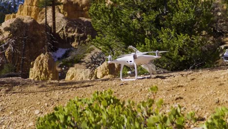 drone despegando con rocas rojas y nieve en el fondo cerca de bryce canyon en el sur de utah