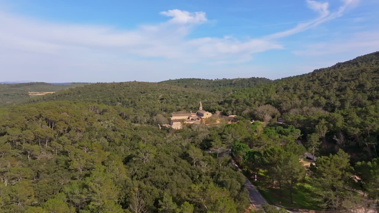 Vista Aérea da Antiga Abadia de Le Thoronet sob a Luz do Sol, Thoronet, França