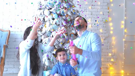 feliz familia celebrando la navidad