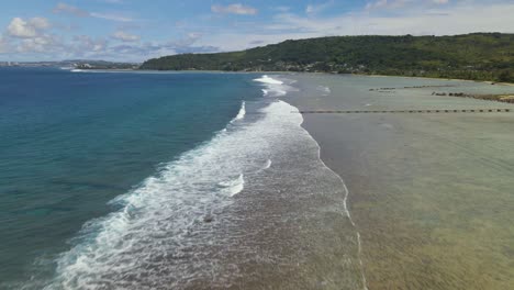 Niedrig-Fliegende-Luftaufnahme-Von-Wellen-Und-Asan-Point-Guam