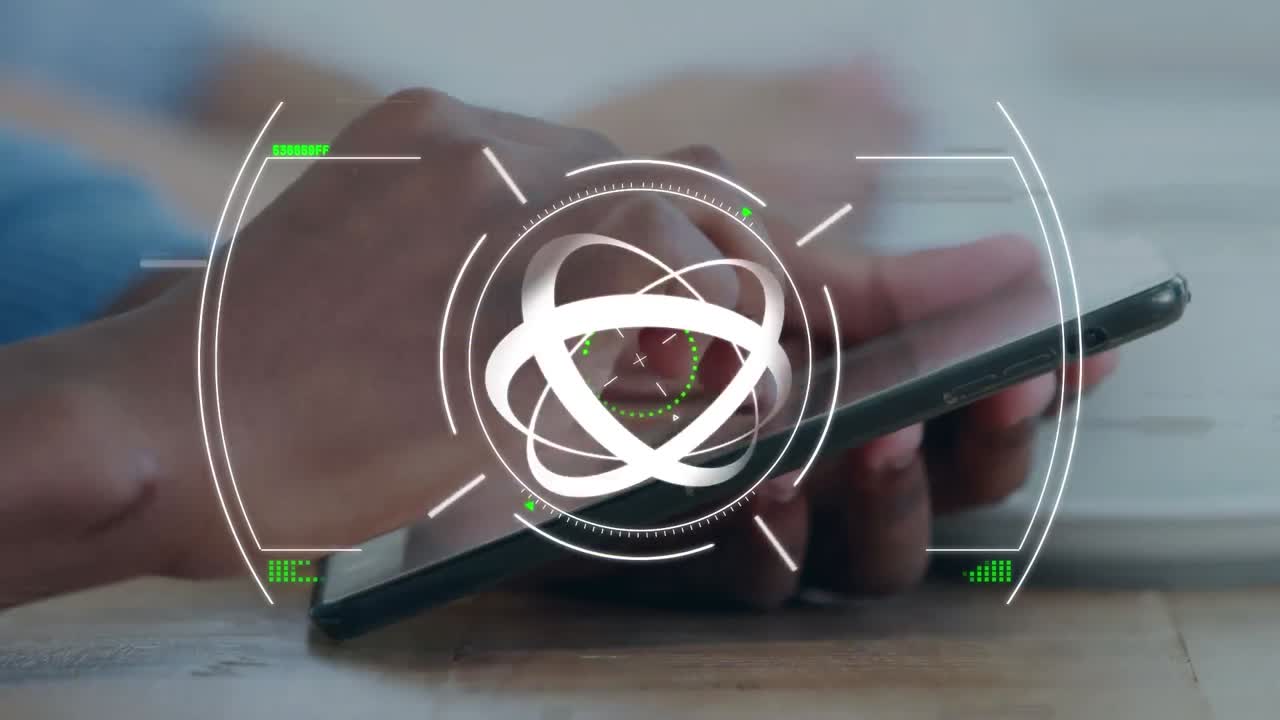animación de forma giratoria y fallo sobre las manos de un hombre caucásico que trabaja en un teléfono inteligente