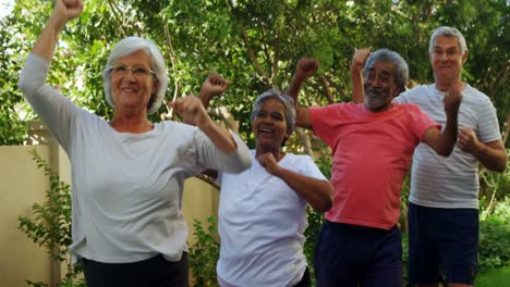 amigos mayores haciendo ejercicio en el jardín 4k