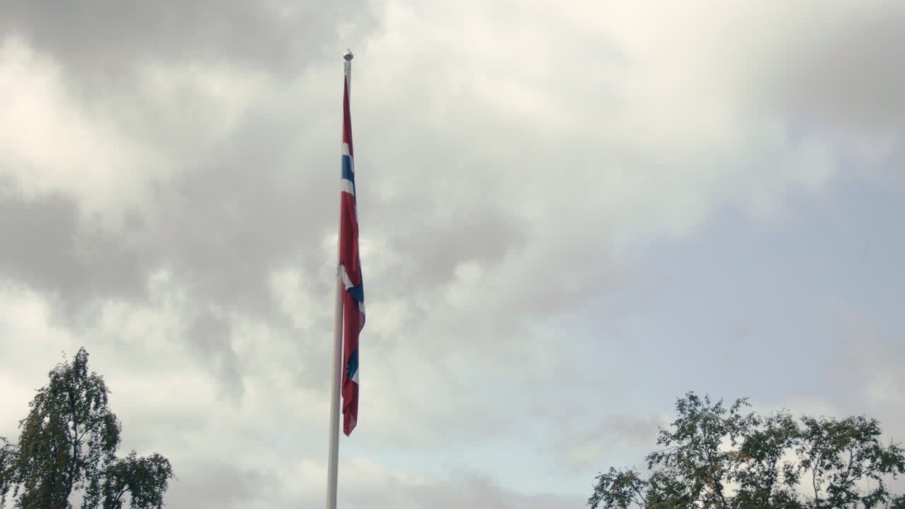 Bandiera norvegese che sventola tranquillamente al vento