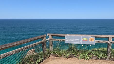 fotografía estática del océano desde un punto de observación costera