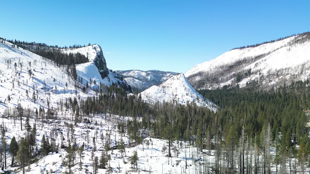 vista aérea del paisaje boscoso y montañoso, el bosque nacional de el dorado, california