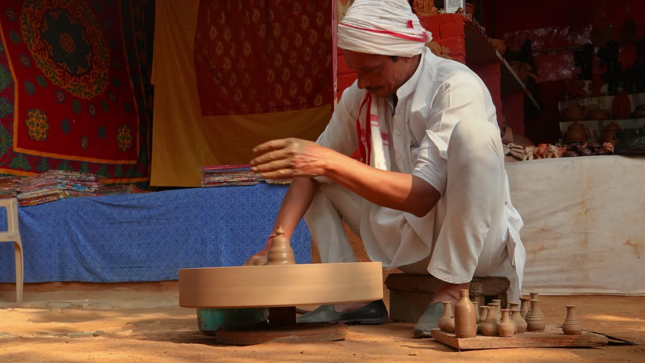 el alfarero en el trabajo hace platos de cerámica. india, rajasthan.
